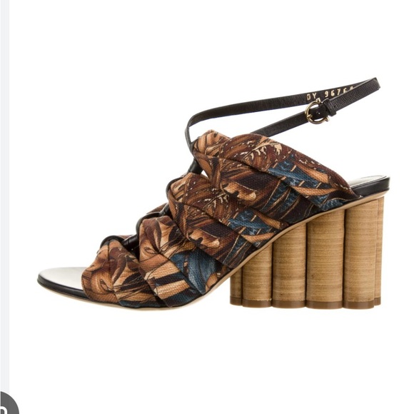 Brand new $1000 Salvatore Ferragamo heels size 37 - Picture 2 of 11